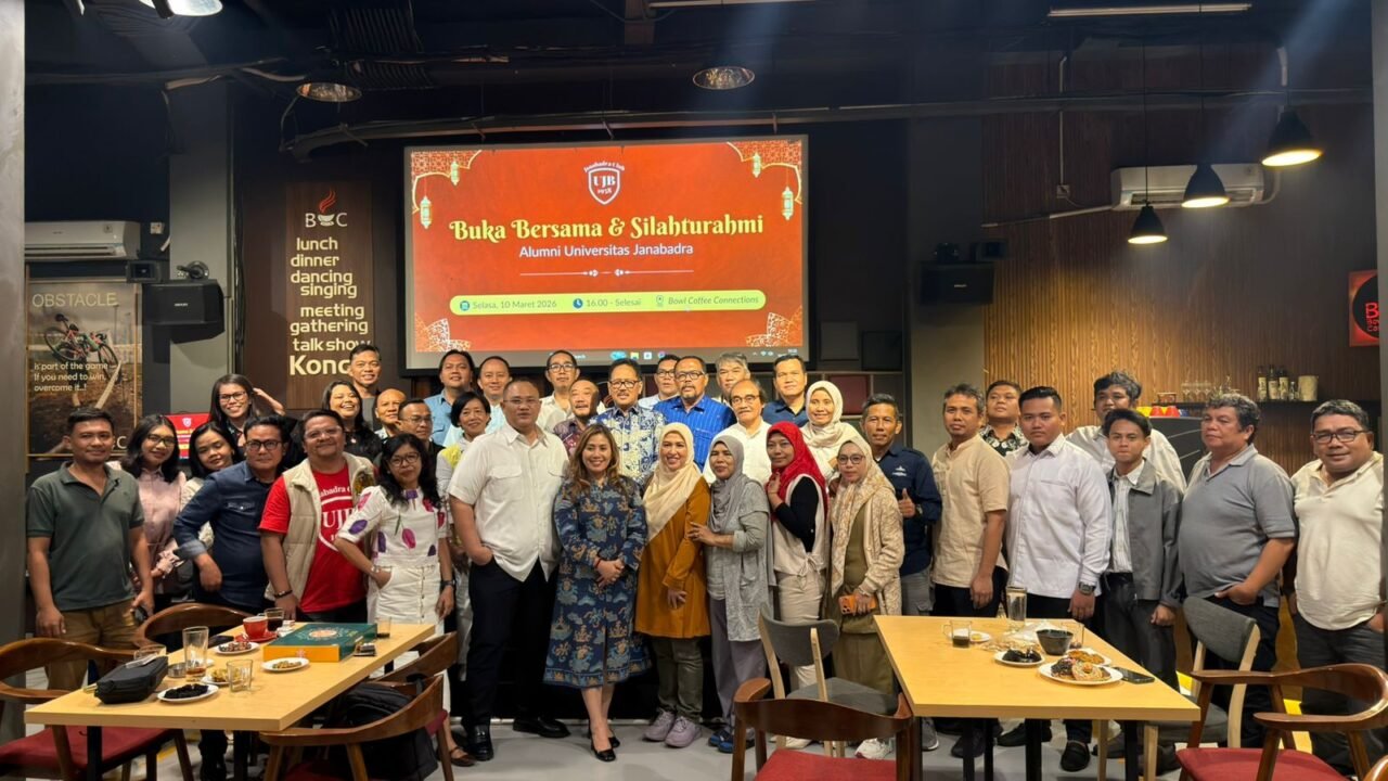 PULUHAN ALUMNI UNIVERSITAS JANABADRA BUKA BERSAMA DI BOWL COFFEE
