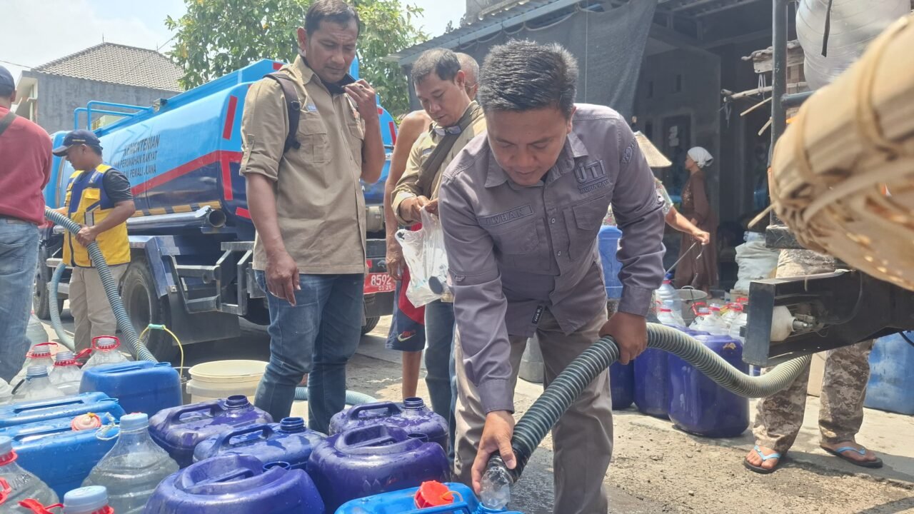 Sisihkan Gaji, Jurnalis TV Gelontorkan 3 Truk Tangki Air Bersih untuk Warga Terdampak Kekeringan di Demak